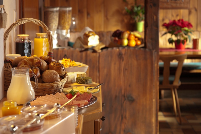 brasserie-BAIROLS-min_breakfast_buffet_food_restaurant_meal_hotel_plate_fresh-718745